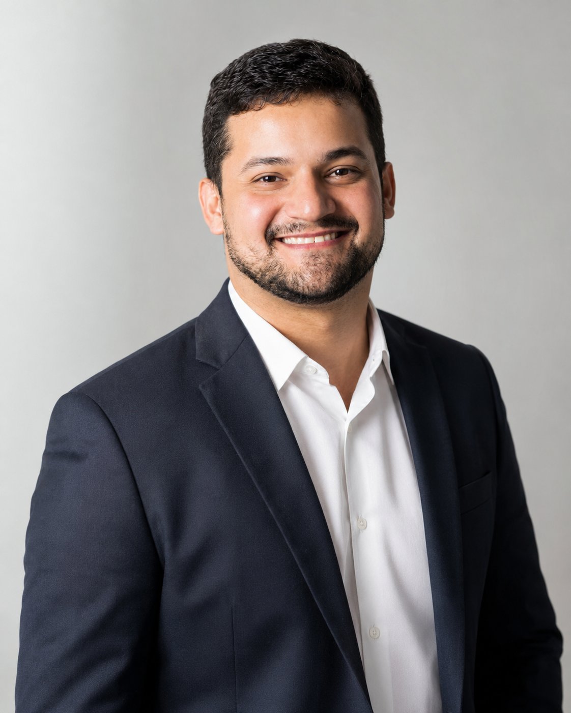 Marlon Lima, sorrindo e vestindo blazer escuro